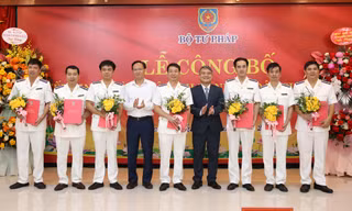 Lãnh đạo Bộ Tư pháp và UBND tỉnh Bắc Ninh chúc mừng các cán bộ Thi hành án dân sự tỉnh Bắc Ninh mới được bổ nhiệm.
