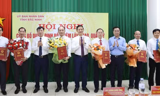 Chủ tịch UBND tỉnh Bắc Ninh Vương Quốc Tuấn (ở giữa) trao quyết định bổ nhiệm các Phó Giám đốc Sở Nội vụ tỉnh Bắc Ninh.
