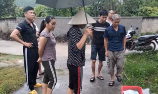Người dân xã Canh Nậu phát hiện bé trai vài ngày tuổi bị bỏ rơi.