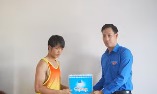 Anh Nguyễn Bảo Đại - Phó Bí thư Tỉnh Đoàn Bắc Ninh khen thưởng anh Nguyễn Đăng Văn.