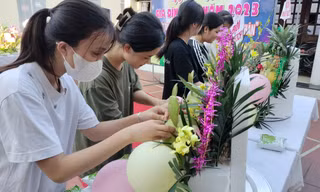 Đoàn viên và công nhân xóm trọ ở xã Nội Hoàng thi trang trí mâm cỗ Trung thu. Ảnh: Nguyễn Thắng.