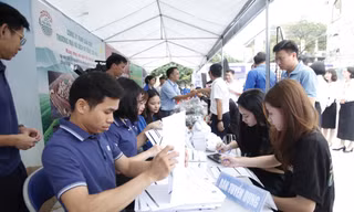 Các bạn sinh viên tìm hiểu cơ hội việc làm sau khi ra trường tại ngày hội. Ảnh: Nguyễn Thắng