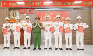 Lãnh đạo Công an tỉnh Bắc Ninh chúc mừng các cán bộ, chiến sỹ công an được thăng cấp bậc hàm.