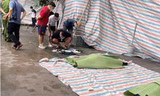 Hai thi thể được vớt lên bờ.