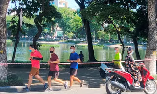 Công viên quây rào, người dân Hà Nội xuống đường chạy bộ