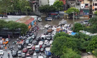 Phong tỏa nhiều tuyến phố Hà Nội do ngập nước kéo dài
