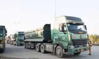 Nhiều xe hổ vồ được cấp 'luồng xanh' dàn hàng thông chốt cửa ngõ