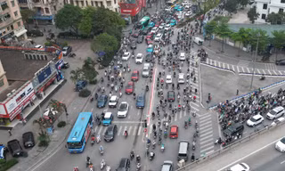 Giao thông lộn xộn, ùn ứ tại nút giao lớn nhất khu Linh Đàm 