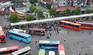 Bến Giáp Bát huy động thêm gần 200 xe, khách vẫn xếp hàng chờ lên xe