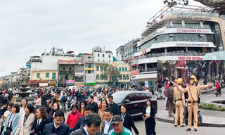 Hàng nghìn người đổ về tòa nhà Hàm cá mập check-in, CSGT phải cắm 'chốt' đảm bảo giao thông