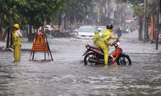 "Bể nước" trên phố Hà Nội sau cơn mưa lớn vào đầu giờ chiều nay.