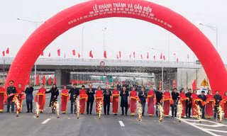 Thủ tướng Chính phủ và lãnh đạo thành phố Hà Nội, Bộ GTVT cắt băng thông nút giao Vành đai 3 - cao tốc Hà Nội - Hải Phòng sáng 9/1. Ảnh: T.Đảng
