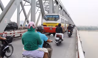 Ô tô khách chở học sinh được đi qua cầu Chương Dương