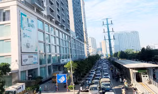 Cận cảnh cao ốc 'nhấn chìm' con đường BT Hà Nội