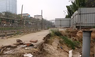 Tuyến đường 64 tỷ đồng ven sông Tô Lịch thành nơi đổ rác, quây tôn kéo dài
