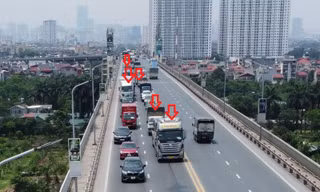 Cầu Thăng Long liên tục tắc kéo dài vì xe 'hổ vồ' chạy dày đặc
