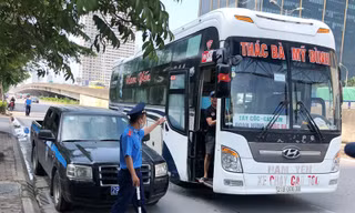 Thanh tra giao thông Hà Nội kiểm tra xe khách trên đường Phạm Hùng sáng 18/5