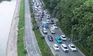 Sốt ruột nhìn đường dành riêng xe đạp ở Hà Nội không một bóng người