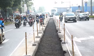 Xén dải phân cách nút Ngã Tư Sở và nhiều tuyến đường giảm ùn tắc 