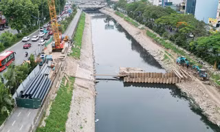 Cận cảnh công trường đang ‘cắt đôi’ đường dành cho xe đạp tại Hà Nội 