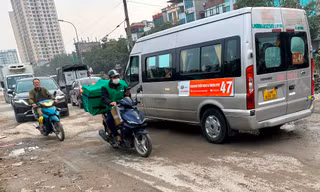 Công trường chỉnh trang đường phố dịp cuối năm chậm tiến độ, ùn tắc