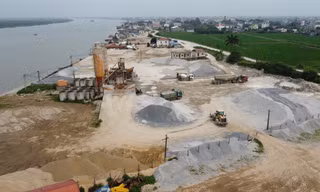 Trạm trộn bê tông, nhà xưởng 'băm nát' hành lang thoát lũ và đê sông Hồng
