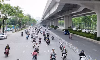 Nhiều xe đâm vào hàng rào phân làn trên 2 tuyến phố, Hà Nội gấp rút lắp thêm cảnh báo