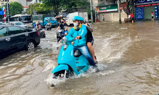 Ngập nặng tại các tuyến phố phía Tây, Hà Nội mở xả đập Thanh Liệt