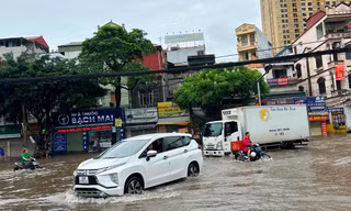 Hà Nội: Nước sông Nhuệ dâng cao gần 2 mét