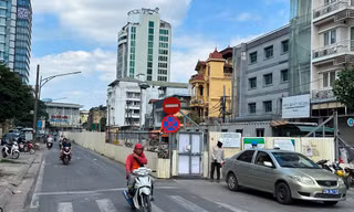 Rào chắn trên đường Trần Hưng Đạo để thi công ga ngầm metro 