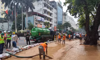 Bùn lỏng lại trào lên từ khu vực đào hầm dự án metro Nhổn - ga Hà Nội