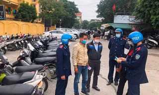 Liên ngành kiểm tra và phát hiện 2 bãi xe của Cty Ngọc Quang trước ga Cát Linh chưa có phép. Ảnh: Trọng Đảng.