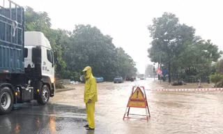 Mưa lớn, nhiều tuyến đường Hà Nội căng rào 'phong tỏa'