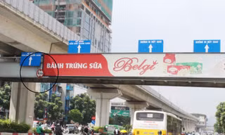 Hà Nội: Nhiều cầu vượt bị dừng lắp đặt biển quảng cáo