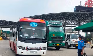 Thay vì thẻ luồng xanh, Hà Nội cấp mã nhận diện cho xe chở công nhân, chuyên gia. Ảnh: T.Đảng