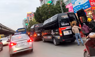 Xe của hãng vận tải Phiệt Học và Đoàn Xuân xếp hàng dài bắt khách tại nút giao Nguyễn Xiển-Nguyễn Trãi trong mấy ngày qua.