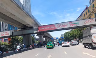 Biển quảng cáo lắp đặt sai quy định tại cầu vượt đi bộ Hà Nội.