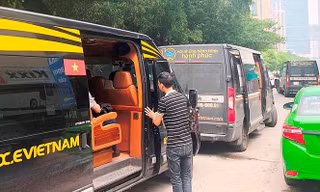 Xe khách trá hình xe hợp động hoạt động trên đường Hà Nội. Ảnh: Anh Trọng