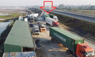 Trạm dừng nghỉ tạm quá tải, xe phải xếp hàng trên cao tốc chờ đến lượt