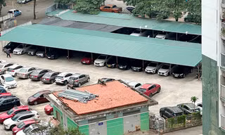 Nhiều dự án bãi xe tại Linh Đàm bị biến tướng, xe người dân tràn ra đường