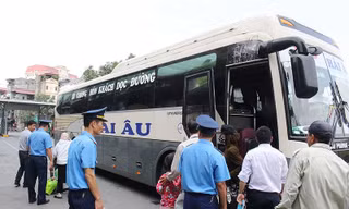 Ngoài bị xử phạt, xe khách trước bến xe còn bị đề nghị đình tài. Ảnh: T.Đảng