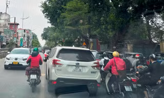 Xe hợp đồng dừng đón khách giờ cao điểm, giao thông tại phố Lê Duẩn ùn tắc