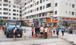 Người dân Linh Đàm xếp hàng chia nước sạch như chia gạo thời bao cấp