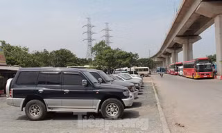 Trăm kiểu lấn chiếm, bóp nghẹt lòng đường cửa ngõ Hà Nội