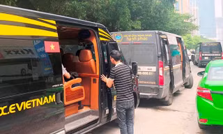 Xe Limousine đang hoạt hoạt trá hình dưới danh nghĩa xe hợp đồng để vào các tuyến đường bắt khách. Ảnh: T.Đảng