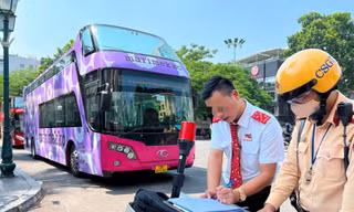 Yêu cầu xe buýt 2 tầng gỡ biển quảng cáo ngay trên đường 