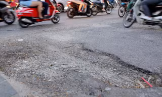 Dự án hạ ngầm điện thành 'bẫy' tai nạn trên đường, chủ đầu tư nói gì?