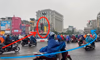 Cận cảnh các nút giao có hàng trăm xe máy đi ngược chiều, vượt đèn đỏ mỗi nhịp đèn