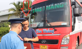 Bị 'sờ gáy', tài xế xe khách chủ động nhận lỗi và xin 'giải quyết nhanh'