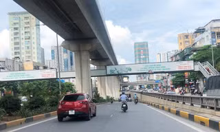 Một cầu vượt đi bộ trên đường Nguyễn Trãi 